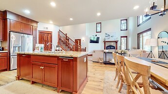 Timbers 15 Private Hot Tub, 2 Car Garage, Washer Dryer, Large Townhous