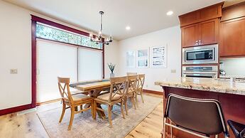 Timbers 15 Private Hot Tub, 2 Car Garage, Washer Dryer, Large Townhous