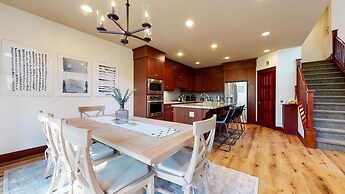 Timbers 15 Private Hot Tub, 2 Car Garage, Washer Dryer, Large Townhous