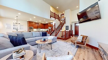 Timbers 15 Private Hot Tub, 2 Car Garage, Washer Dryer, Large Townhous