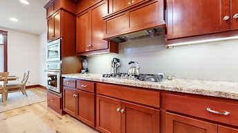 Timbers 15 Private Hot Tub, 2 Car Garage, Washer Dryer, Large Townhous