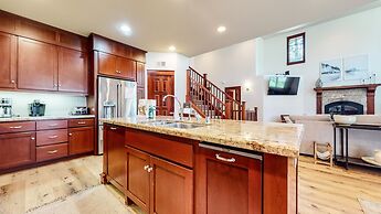 Timbers 15 Private Hot Tub, 2 Car Garage, Washer Dryer, Large Townhous