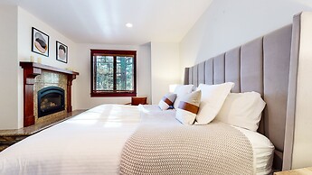 Timbers 15 Private Hot Tub, 2 Car Garage, Washer Dryer, Large Townhous