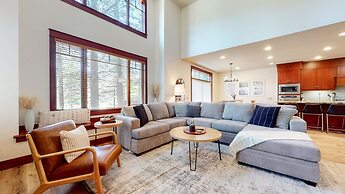 Timbers 15 Private Hot Tub, 2 Car Garage, Washer Dryer, Large Townhous