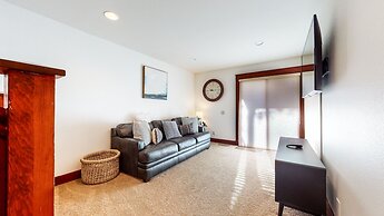 Timbers 15 Private Hot Tub, 2 Car Garage, Washer Dryer, Large Townhous