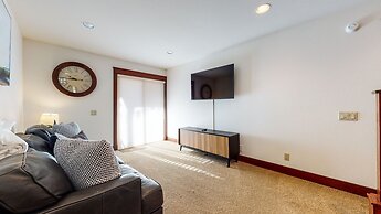 Timbers 15 Private Hot Tub, 2 Car Garage, Washer Dryer, Large Townhous