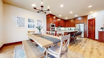 Timbers 15 Private Hot Tub, 2 Car Garage, Washer Dryer, Large Townhous