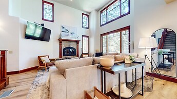 Timbers 15 Private Hot Tub, 2 Car Garage, Washer Dryer, Large Townhous