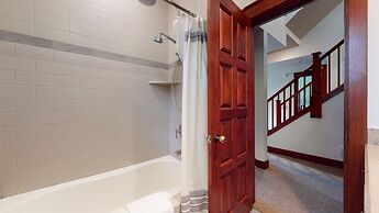 Timbers 15 Private Hot Tub, 2 Car Garage, Washer Dryer, Large Townhous