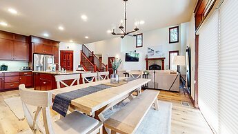 Timbers 15 Private Hot Tub, 2 Car Garage, Washer Dryer, Large Townhous