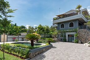 Hillside Lovina Studio