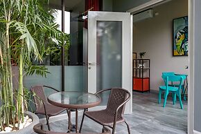 Hillside Lovina Studio