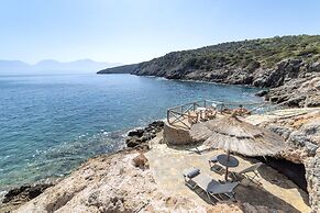Beautiful 3-bed Sea Front Villa in Agios Nikolaos
