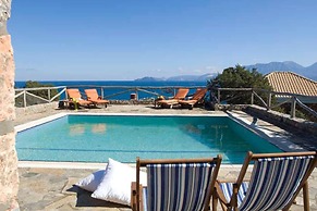 Beautiful 3-bed Sea Front Villa in Agios Nikolaos