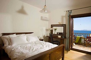 Beautiful 3-bed Sea Front Villa in Agios Nikolaos