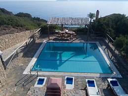 Beautiful 3-bed Sea Front Villa in Agios Nikolaos