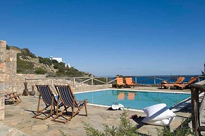 Beautiful 3-bed Sea Front Villa in Agios Nikolaos