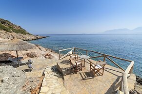 Beautiful 3-bed Sea Front Villa in Agios Nikolaos