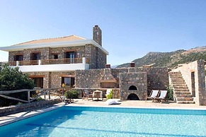 Beautiful 3-bed Sea Front Villa in Agios Nikolaos