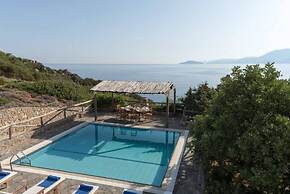 Beautiful 3-bed Sea Front Villa in Agios Nikolaos