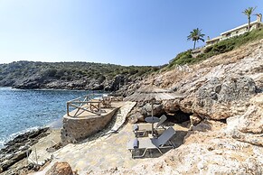 Beautiful 3-bed Sea Front Villa in Agios Nikolaos