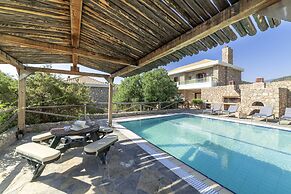 Beautiful 3-bed Sea Front Villa in Agios Nikolaos