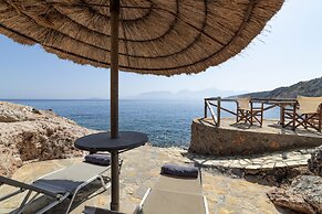 Beautiful 3-bed Sea Front Villa in Agios Nikolaos