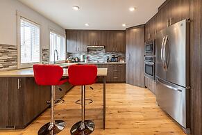 P1 - Private Hot Tub - 3 Bedroom Home - Mountain View