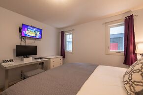 P1 - Private Hot Tub - 3 Bedroom Home - Mountain View