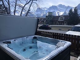P1 - Private Hot Tub - 3 Bedroom Home - Mountain View