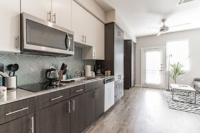 East DT Houston Getaway Near Parks and Restaurants