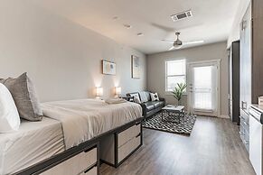 East DT Houston Getaway Near Parks and Restaurants