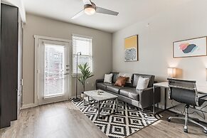 East DT Houston Getaway Near Parks and Restaurants