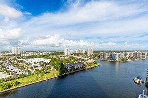 Hyde Beach House Luxury -resort 3 Bedroom Condo by RedAwning