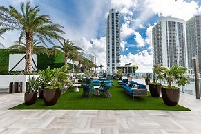 Hyde Beach House Luxury -resort 3 Bedroom Condo by RedAwning