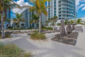 Hyde Beach House Luxury -resort 3 Bedroom Condo by RedAwning