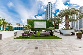 Hyde Beach House Luxury -resort 3 Bedroom Condo by RedAwning