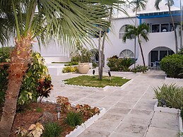 Spacious Garden Villas on Beach Frost resort near Atlantis