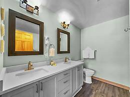 Luxury Remodeled Passage Point Condo - Short Walk to Lifts - Incredibl