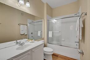 Polished, Luxurious Condo in Vista Cay, Near Themed Parks! #4vc206