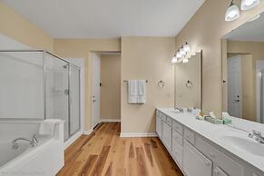 Polished, Luxurious Condo in Vista Cay, Near Themed Parks! #4vc206