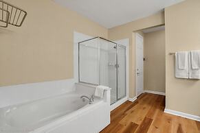 Polished, Luxurious Condo in Vista Cay, Near Themed Parks! #4vc206