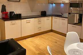 Apartment - Sleeps 4 - Balcony - Parking - Pets Ok