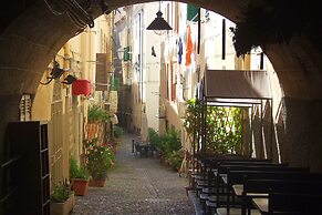 Best Located in Alghero old Town Steps to sea Attic Emerald