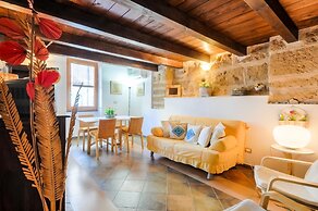 Best Located in Alghero old Town Steps to sea Attic Emerald