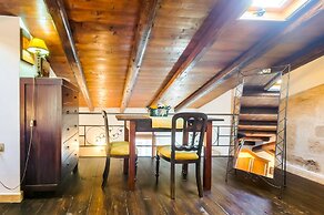 Best Located in Alghero old Town Steps to sea Attic Emerald