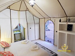 Room-sleeping in a Luxury Tent in Merzou
