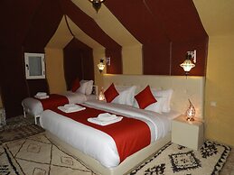 Room-sleeping in a Luxury Tent in Merzou