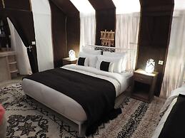 Room-sleeping in a Luxury Tent in Merzou