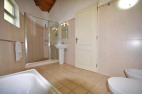 Fantastic Outdoor Area, Private Pool, Tennis Court & Golf Practice Fac